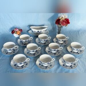 Beautiful Sone China Blue Onion Pattern 3318 10 Teacups &Saucers With Gravy Boat